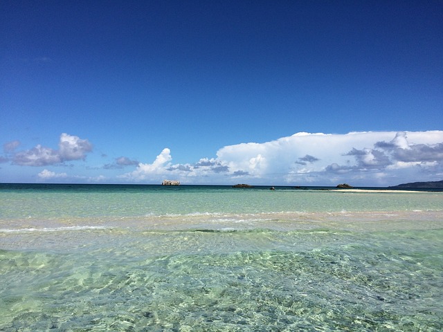 かりゆしビーチでグラスボート 沖縄の透き通った海中の様子に感動 子連れの沖縄旅行が１００倍楽しくなる 体験者が教えてくれるおすすめスポット